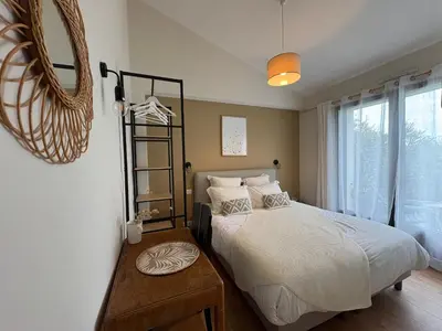 Un ou plusieurs lits dans un hébergement de l'établissement Studio Jungle avec terrasse et piscine chauffée près de Nantes - FR-1-306-1304