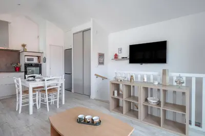 Cuisine ou kitchenette dans l'établissement Appart dans bourg a 230m de la plage - 4 pers