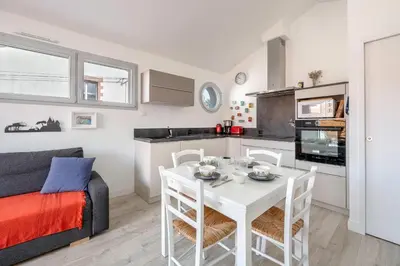 Cuisine ou kitchenette dans l'établissement Appart dans bourg a 230m de la plage - 4 pers