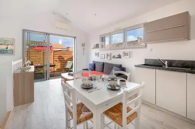 Cuisine ou kitchenette dans l'établissement Appart dans bourg a 230m de la plage - 4 pers