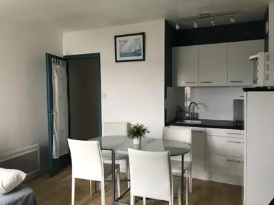 Cuisine ou kitchenette dans l'établissement appartement 50 m plage st Jean de Monts