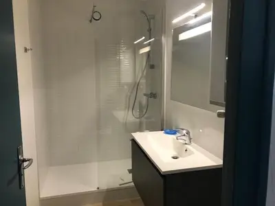 Salle de bains dans l'établissement appartement 50 m plage st Jean de Monts
