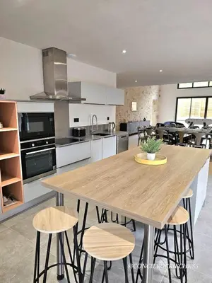 Cuisine ou kitchenette dans l'établissement La Tremblaie Grange rénovée avec vue campagne - 10 min du Puy duFou