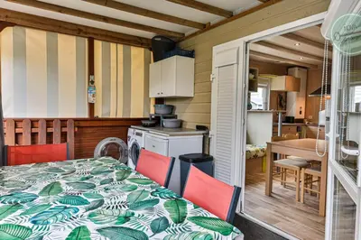 Cuisine ou kitchenette dans l'établissement Chalet Village de la Mer