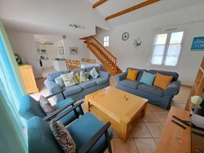 Coin salon dans l'établissement Maison familiale charmante avec piscine privée et parking à Saint-Jean-de-Monts - FR-1-323-576
