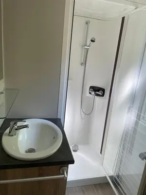 Salle de bains dans l'établissement Mobil-home à la campagne les Logis de l'Oumois