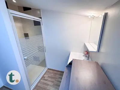 Salle de bains dans l'établissement Tranquiloue - Maison Familiale - 15min Puy du Fou