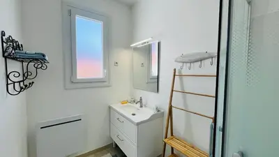 Salle de bains dans l'établissement Les Alouettes centre ville et mer