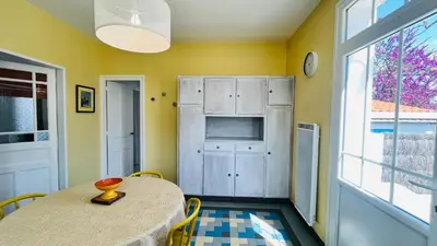 Cuisine ou kitchenette dans l'établissement Les Alouettes centre ville et mer