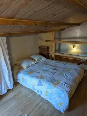 Un ou plusieurs lits dans un hébergement de l'établissement Petite maison avec mezzanine