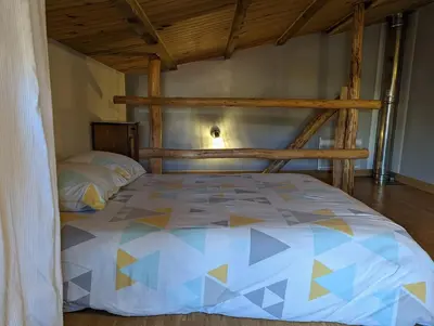 Un ou plusieurs lits dans un hébergement de l'établissement Petite maison avec mezzanine