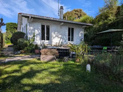 Jardin de l'établissement Esprit vacances entre jardin & plage du Porteau