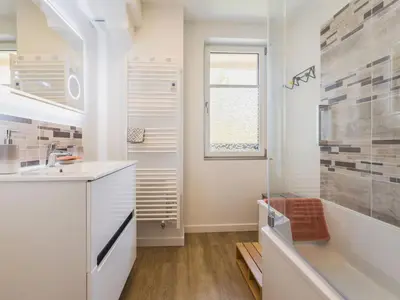 Salle de bains dans l'établissement Appartement atypique avec wifi au cœur de Clisson - FR-1-306-1310