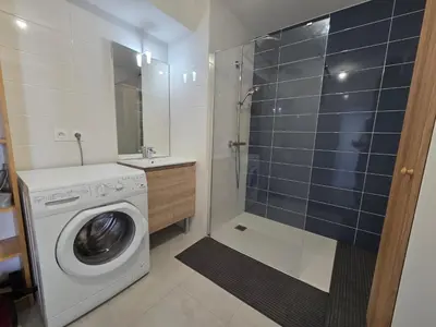 Salle de bains dans l'établissement Appartement moderne avec terrasse proche mer et centre, Wi-Fi inclus à Saint-Brevin - FR-1-364-182