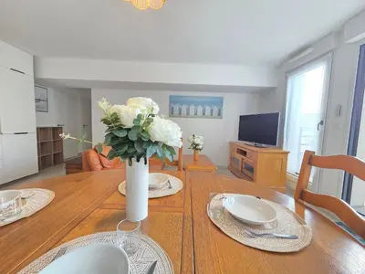 Télévision ou salle de divertissement dans l'établissement Appartement moderne avec terrasse proche mer et centre, Wi-Fi inclus à Saint-Brevin - FR-1-364-182