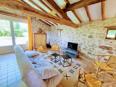 Télévision ou salle de divertissement dans l'établissement Le Cellier gîte nature 6 pers les Herbiers