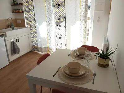 Cuisine ou kitchenette dans l'établissement L'Olivier, appartement cosy entre mer et forêt