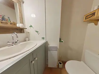 Salle de bains dans l'établissement Studio Mezzanine Confortable à 200m de la Plage - FR-1-224B-245