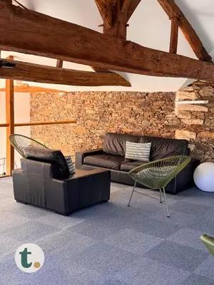 Coin salon dans l'établissement Tranquiloue - L'Atelier des Nymphéas - PuyduFou