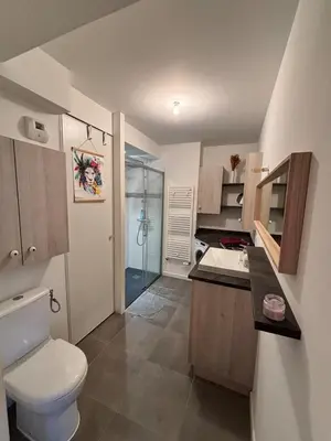 Salle de bains dans l'établissement 2 pièces lumineux, terrasse exposée sud, proche mer