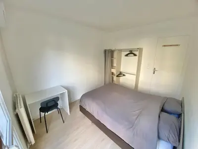 Un ou plusieurs lits dans un hébergement de l'établissement Modern home with 4 bedrooms