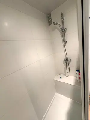 Salle de bains dans l'établissement Plage et centre à 100m avec balcon et parking privé 4 pers
