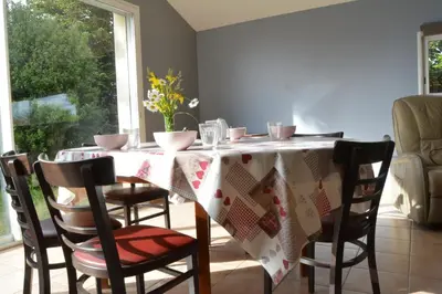 Coin salon dans l'établissement Maison au calme avec jardin & étang 25 min du Puy du F