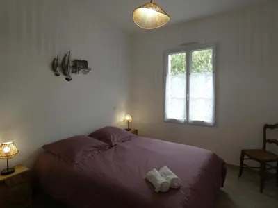 Un ou plusieurs lits dans un hébergement de l'établissement Maison Vendéenne 3 Ch, Prop. Animaux, Proche Plage - FR-1-540-323