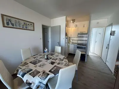 Cuisine ou kitchenette dans l'établissement Appartement moderne 3 pièces, vue mer, parking privé, 5 couchages - FR-1-224C-348
