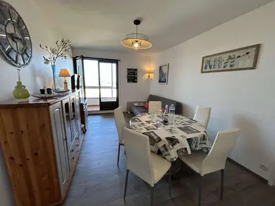 Coin salon dans l'établissement Appartement moderne 3 pièces, vue mer, parking privé, 5 couchages - FR-1-224C-348