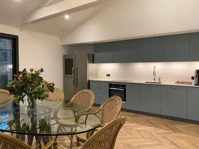 Cuisine ou kitchenette dans l'établissement Maison Bois Roux Charme & confort à 200m de la mer