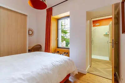 Un ou plusieurs lits dans un hébergement de l'établissement Maison Bois Roux Charme & confort à 200m de la mer