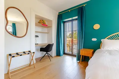 Un ou plusieurs lits dans un hébergement de l'établissement Maison Bois Roux Charme & confort à 200m de la mer
