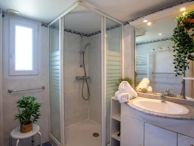 Salle de bains dans l'établissement Holiday Home La Mouette Rieuse by Interhome