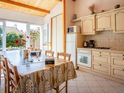 Cuisine ou kitchenette dans l'établissement Holiday Home La Mouette Rieuse by Interhome