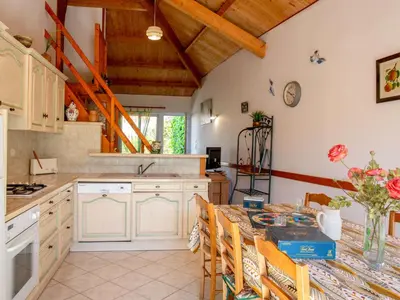 Cuisine ou kitchenette dans l'établissement Holiday Home La Mouette Rieuse by Interhome