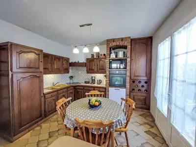 Cuisine ou kitchenette dans l'établissement Holiday Home Proche Océan- forêt et commerces by Interhome
