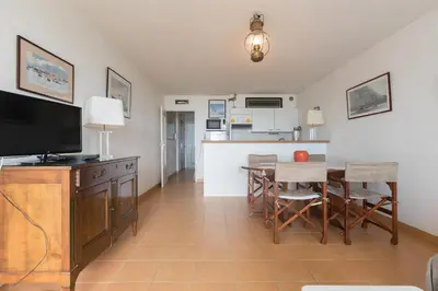 Cuisine ou kitchenette dans l'établissement L'Athéna By Tranquil at Home