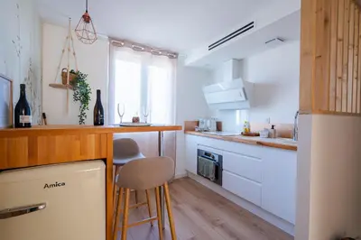 Cuisine ou kitchenette dans l'établissement La Parenthèse Gemmoise avec jacuzzi privatif