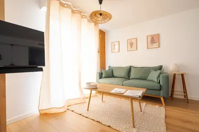 Télévision ou salle de divertissement dans l'établissement La Parenthèse Gemmoise avec jacuzzi privatif