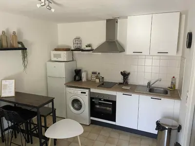 Cuisine ou kitchenette dans l'établissement Maison au calme , proche du parc du PDF