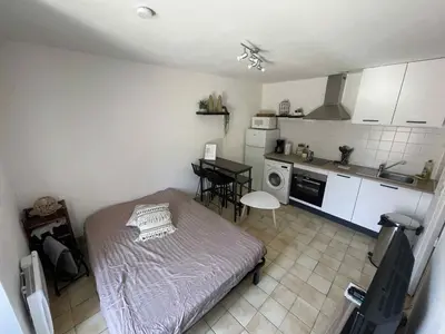 Cuisine ou kitchenette dans l'établissement Maison au calme , proche du parc du PDF