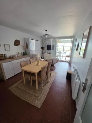Cuisine ou kitchenette dans l'établissement FROMENTINE - VUE MER - STUDIO 2 pers- PLAGE 20 m