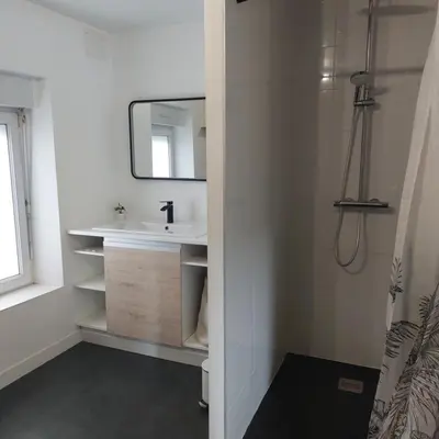 Salle de bains dans l'établissement Le refuge du lac