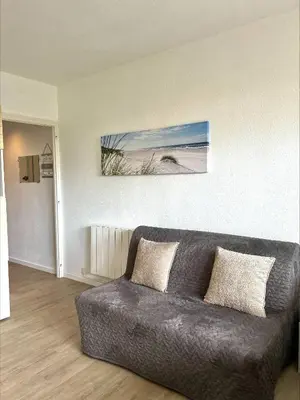 Coin salon dans l'établissement Studio cosy à 1mn de la mer, jardin et parking privé