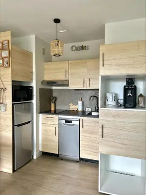 Cuisine ou kitchenette dans l'établissement Studio cosy à 1mn de la mer, jardin et parking privé
