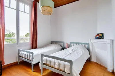 Un ou plusieurs lits dans un hébergement de l'établissement À 220m de la plage, maison avec jardin pour 4
