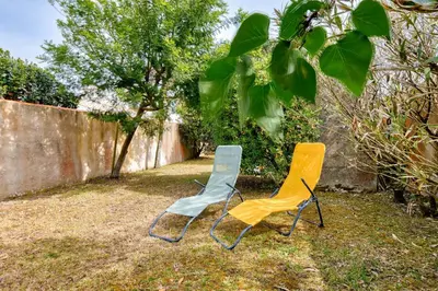 Jardin de l'établissement À 220m de la plage, maison avec jardin pour 4