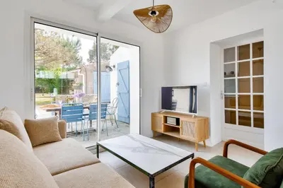 Télévision ou salle de divertissement dans l'établissement À 220m de la plage, maison avec jardin pour 4
