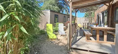 Jardin de l'établissement Kabana La palmeraie- confort- détente assurée - 7 kms plages